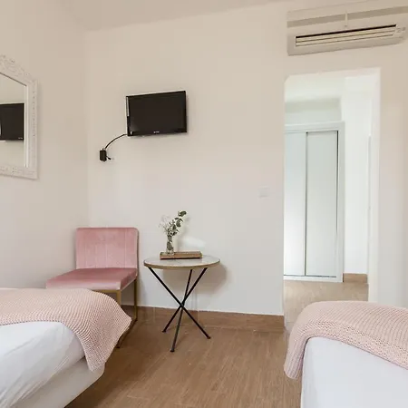 Guest house Nuea Santa Cruz 2*